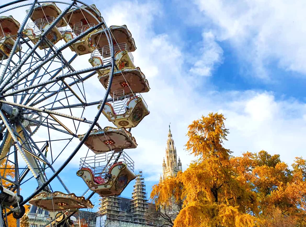 Referenzen und Schaustellertradition seit 1917 Riesenrad vor dem Wiener Rathaus bei einer Veranstaltung im Herbst