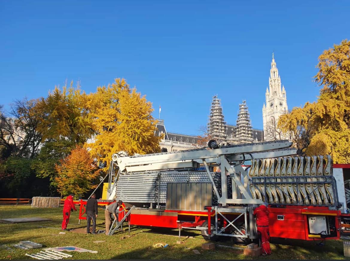 Referenzen und Schaustellertradition seit 1917 Professioneller Aufbau eines Fahrgeschäfts vor dem Wiener Rathaus