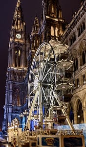 Attraktionen – Fahrgeschäfte mieten in Österreich🎢 Keinrath Riesenrad vor historischen Rathaus bei Nacht