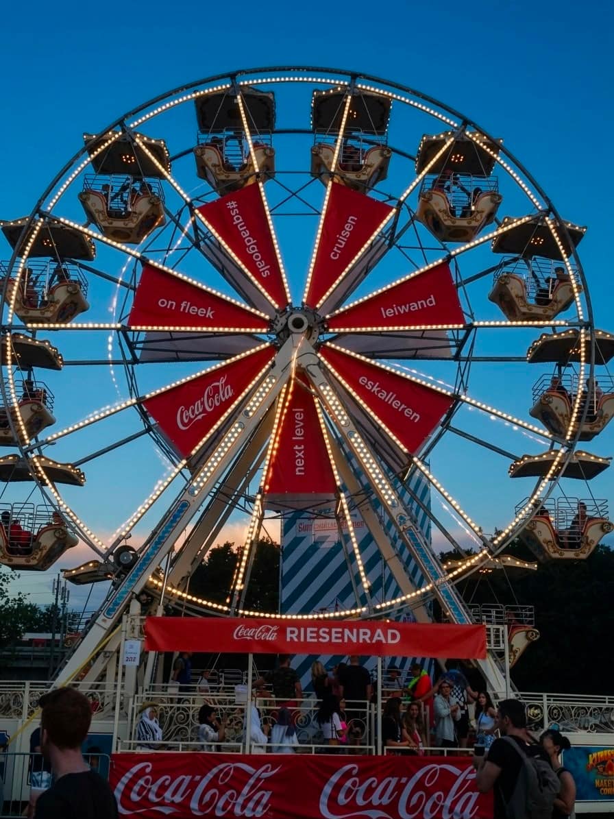 Referenzen und Schaustellertradition seit 1917 Riesenrad mit individueller Werbegestaltung bei einer Veranstaltung auf der Wiener Donauinsel